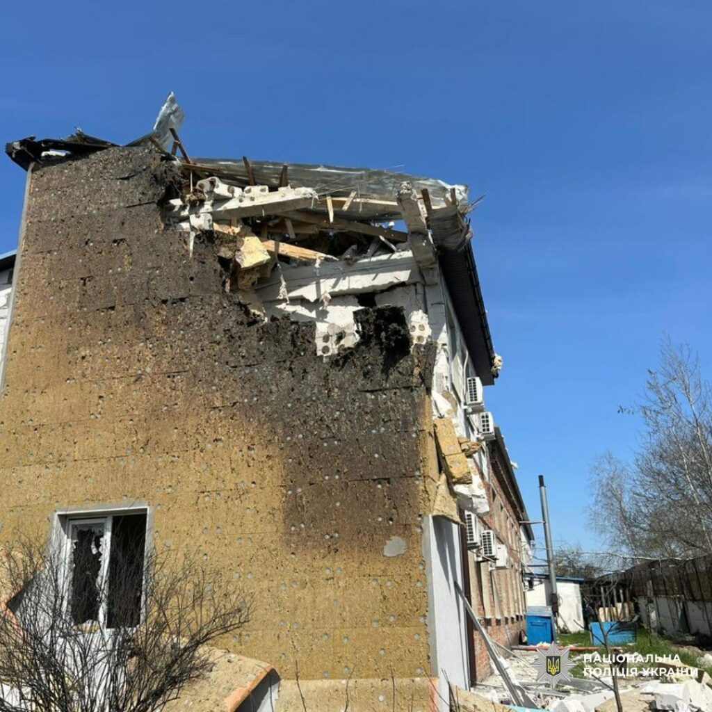 Поліція оприлюднила фото наслідків ранкового удару рф по Мерефі на Харківщині