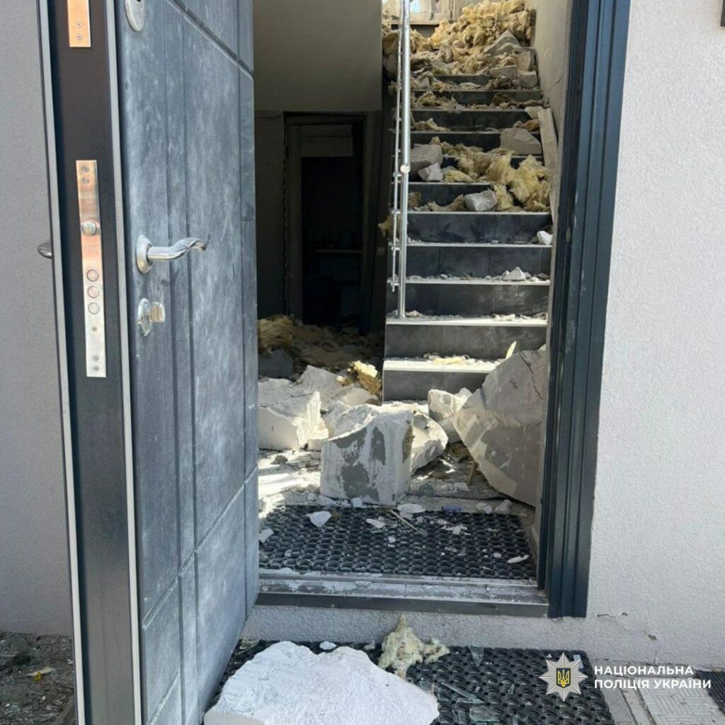 Поліція оприлюднила фото наслідків ранкового удару рф по Мерефі на Харківщині