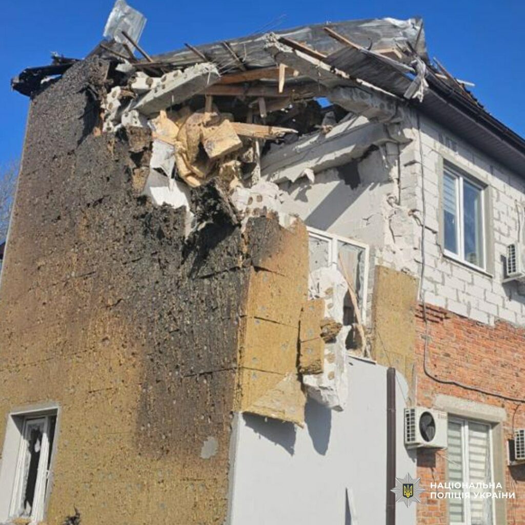 Поліція оприлюднила фото наслідків ранкового удару рф по Мерефі на Харківщині