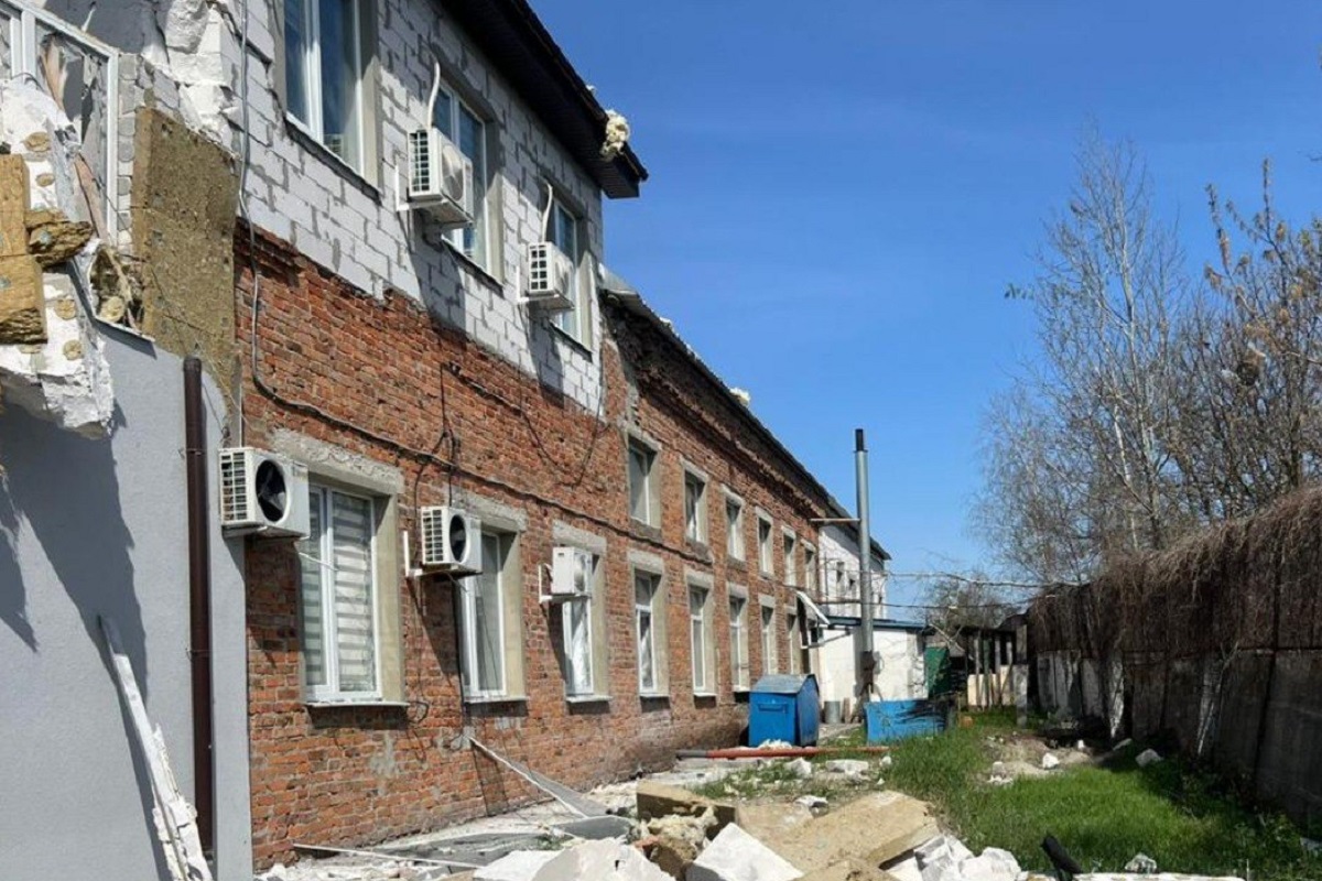 Поліція оприлюднила фото наслідків ранкового удару рф по Мерефі на Харківщині