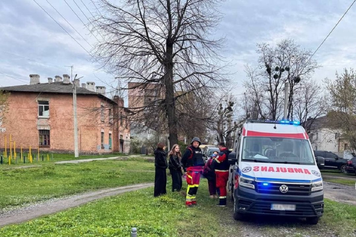Комунальники усувають наслідки ворожих атак в Основ'янському районі