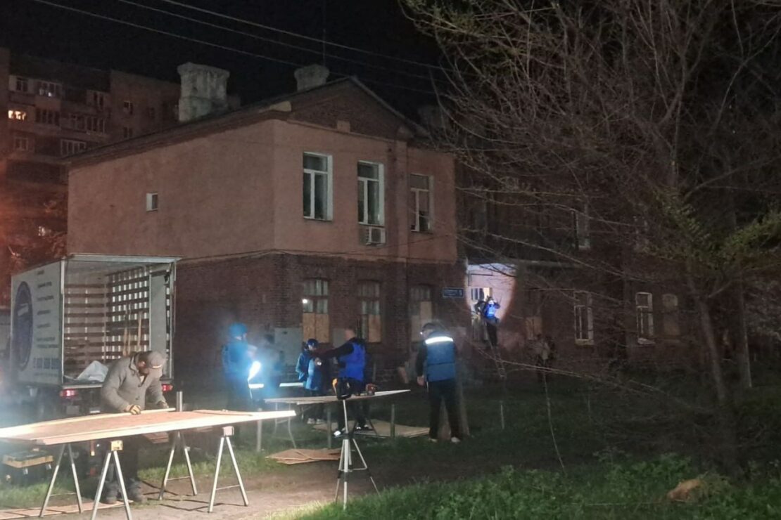 Комунальники усувають наслідки ворожих атак в Основ'янському районі