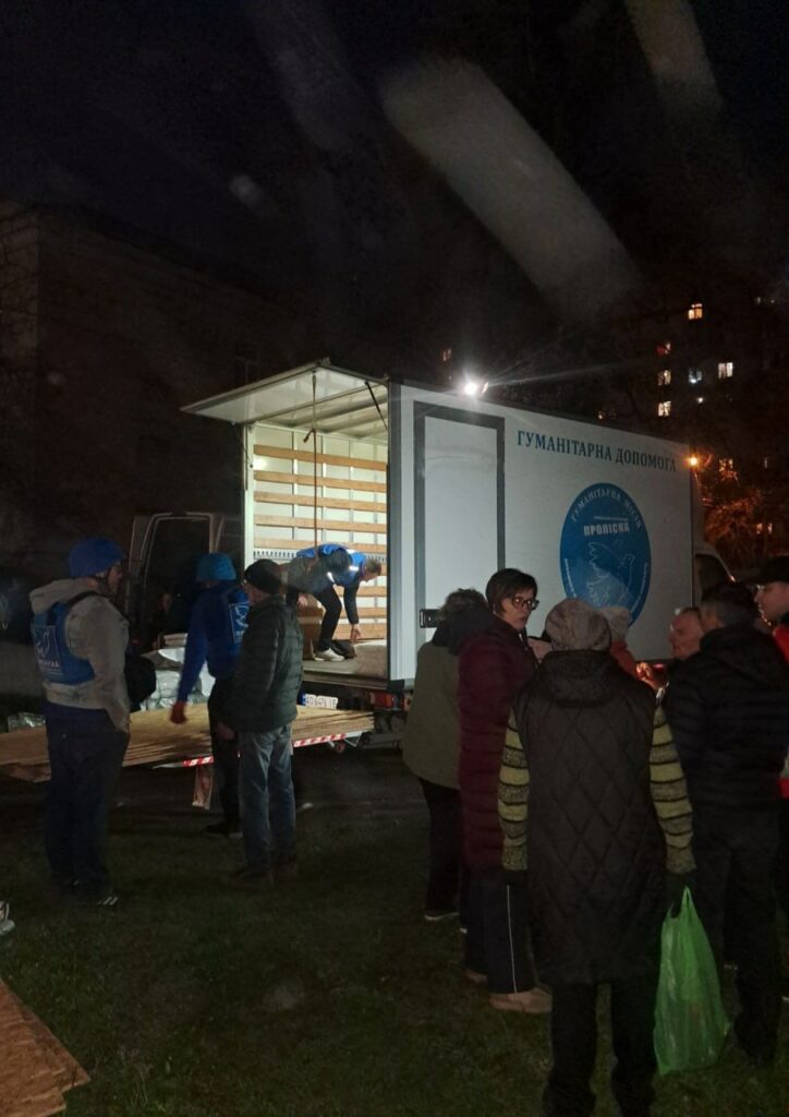 Комунальники усувають наслідки ворожих атак в Основ'янському районі