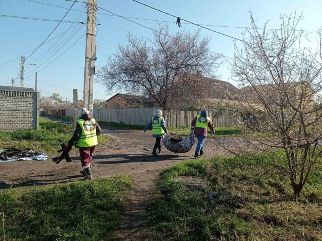 Комунальники усувають наслідки ворожих атак в Основ'янському районі
