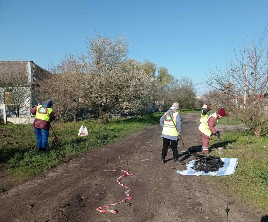 Комунальники усувають наслідки ворожих атак в Основ'янському районі