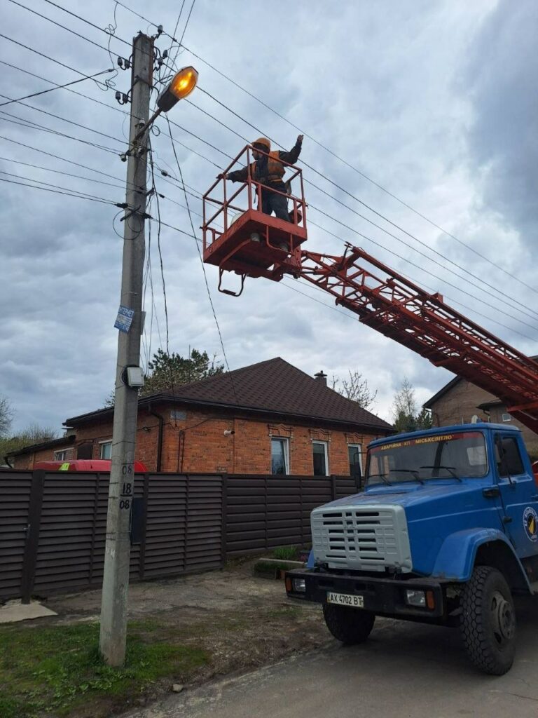 У Харкові впорядковують вуличне освітлення (фото)