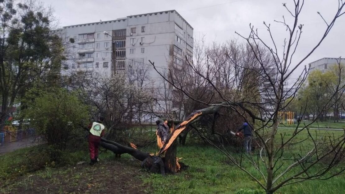 У Харкові триває ліквідація наслідків недільного буревію