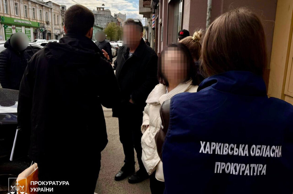 У Харкові затримали посадовицю виконавчої служби за хабар 