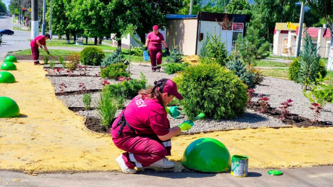 Комунальники облаштовують клумби на Салтівці (фото)