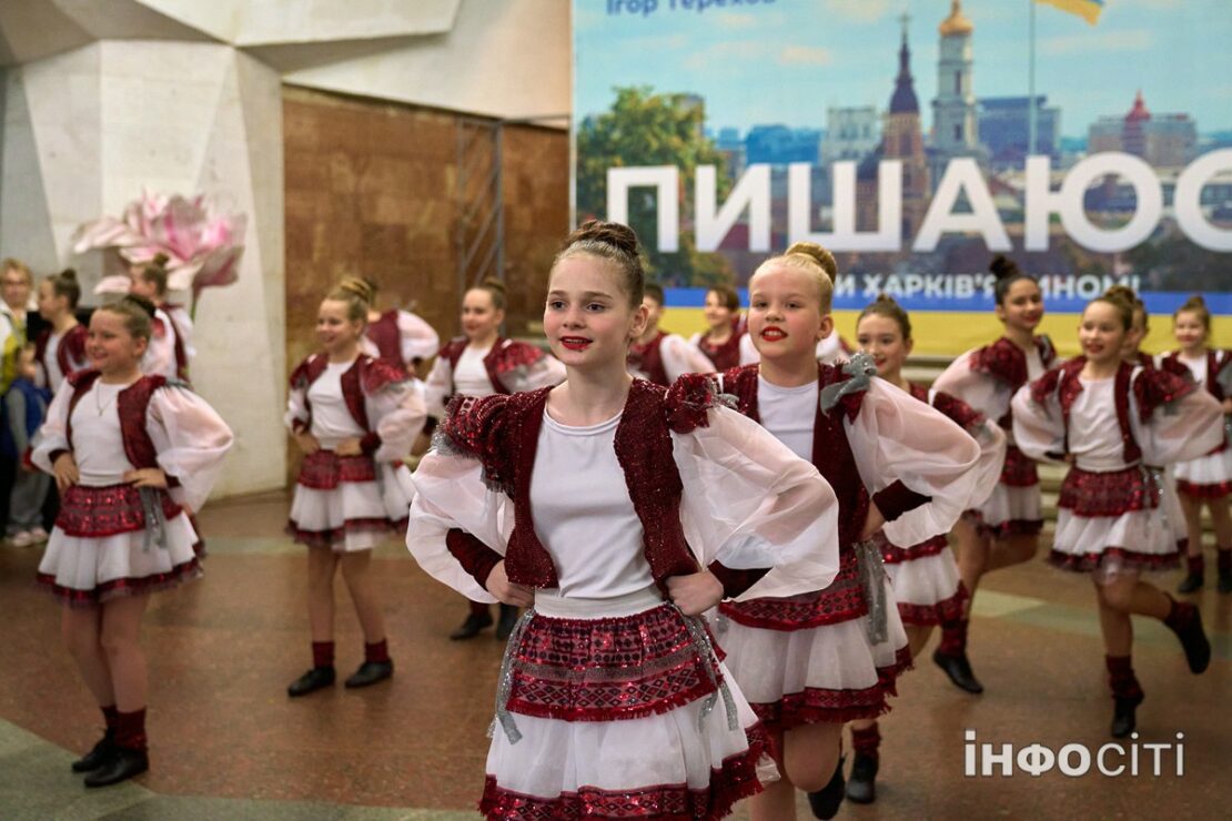 У харківському метро пройшов концерт "Ура, канікули!"