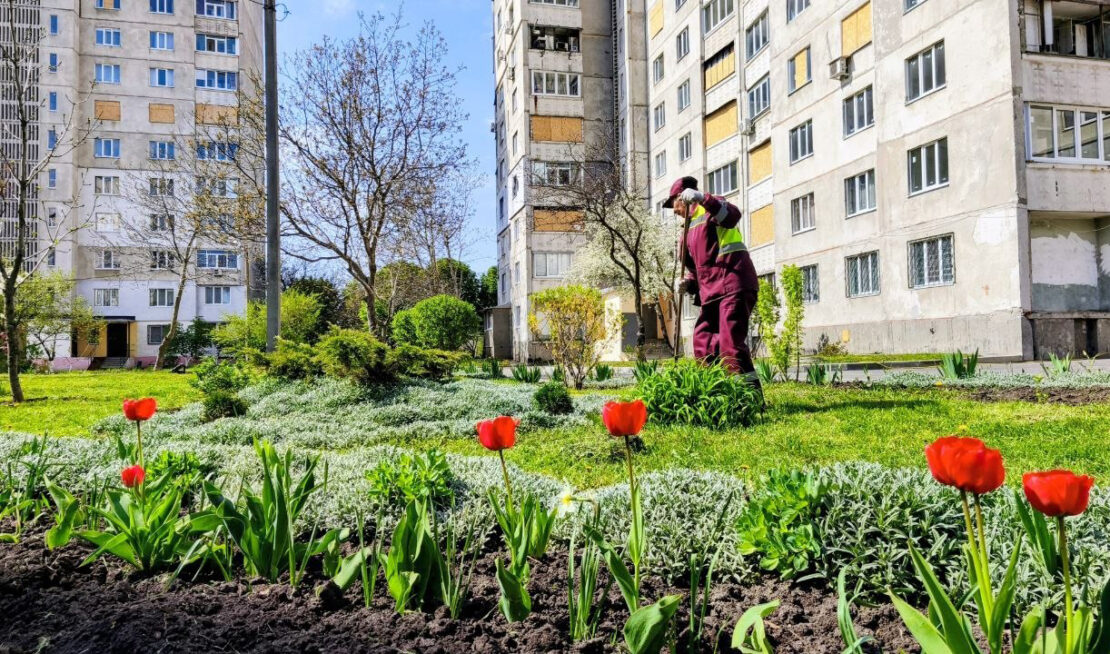 В Індустріальному районі Харкова облаштовують нову клумбу 