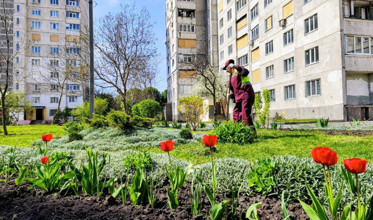В Індустріальному районі Харкова облаштовують нову клумбу
