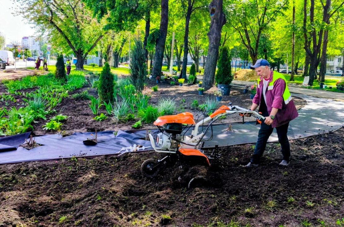 Комунальники облаштовують клумби на Салтівці (фото)
