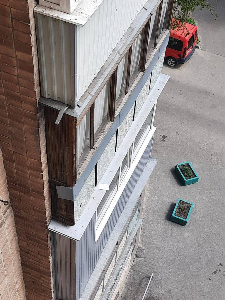 У Харкові комунальники повернули жінці гаманець,  вікна багатоповерхівки (фото)