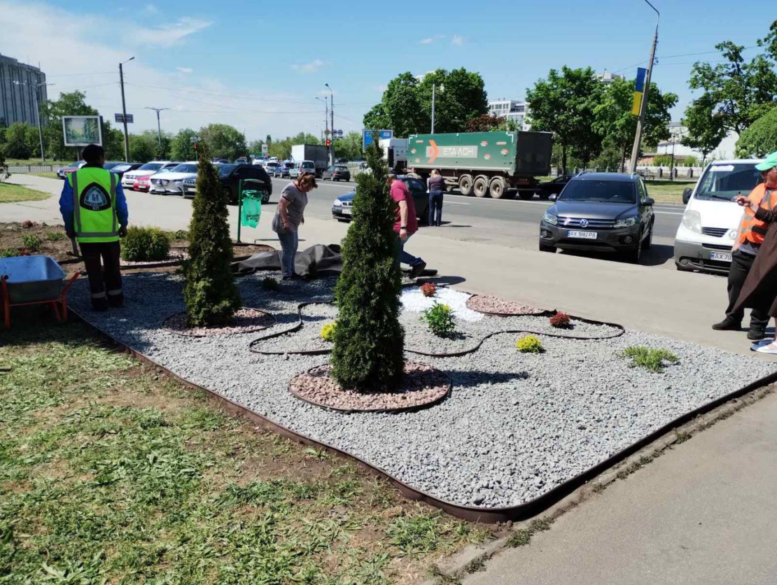 У Харкові комунальники упорядковують прибудинкові території (фото)