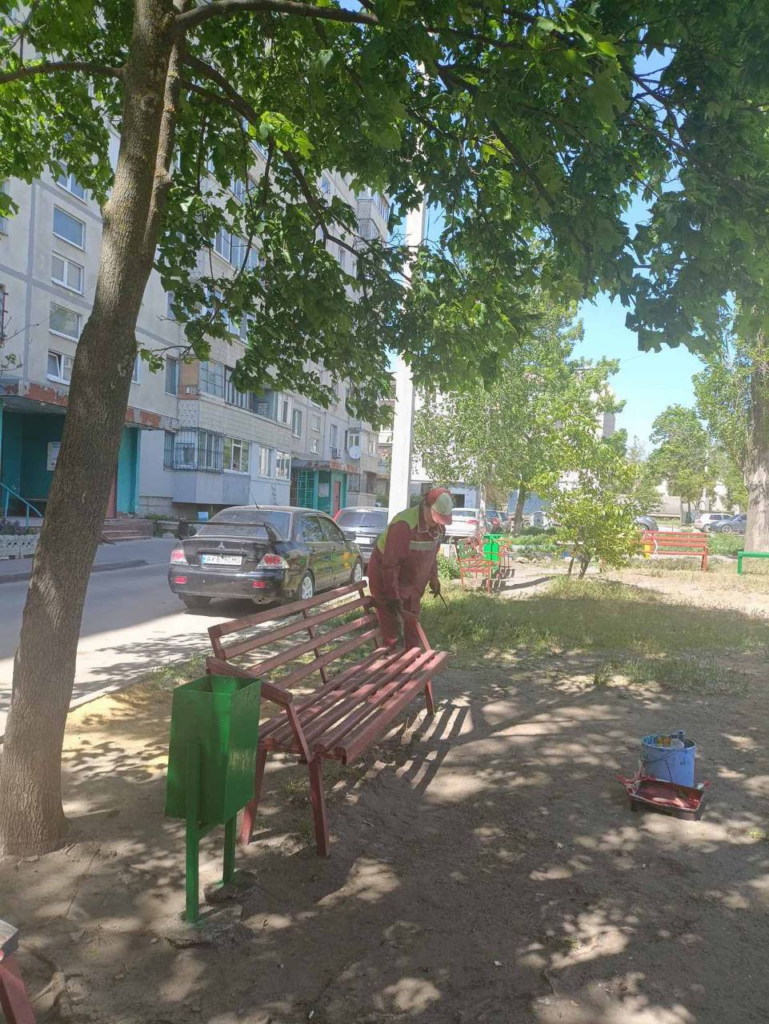 У Харкові комунальники упорядковують прибудинкові території (фото)