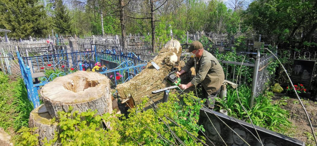 Працівники КП «Ритуал» продовжують впорядковувати міські кладовища (фото)