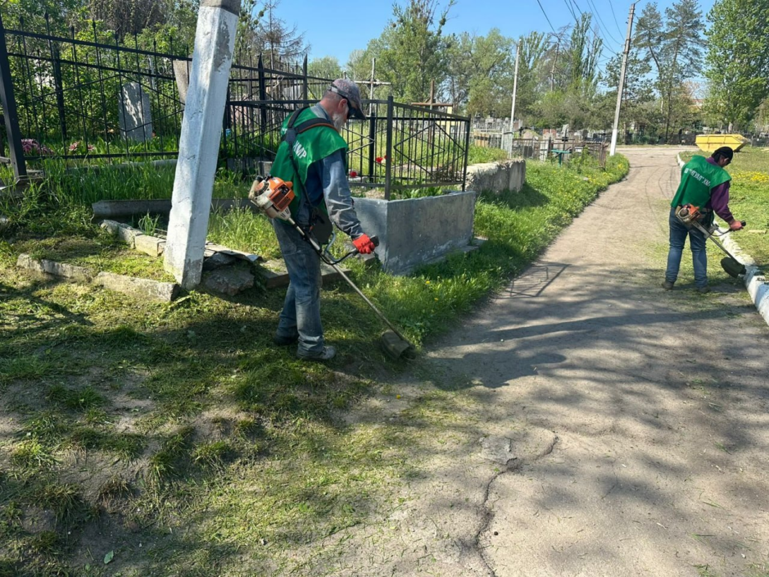 Працівники КП «Ритуал» продовжують впорядковувати міські кладовища (фото)