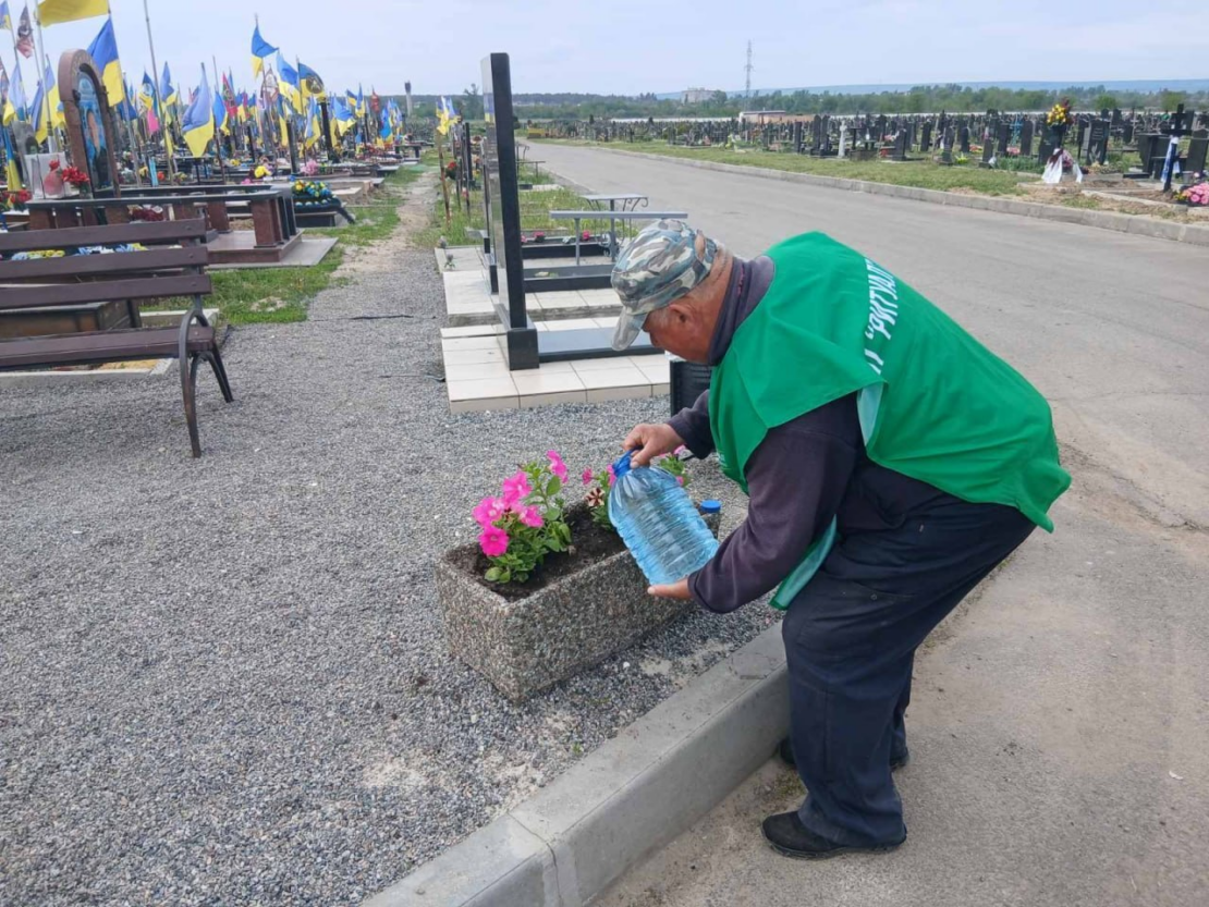 Працівники КП «Ритуал» продовжують впорядковувати міські кладовища (фото)