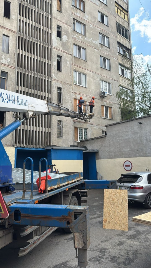У Харкові усувають наслідки ворожого удару (фото)