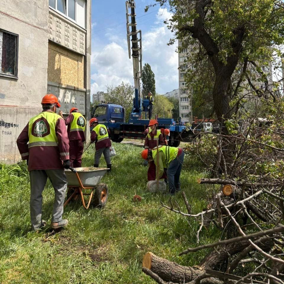 У Харкові усувають наслідки ворожого удару (фото)