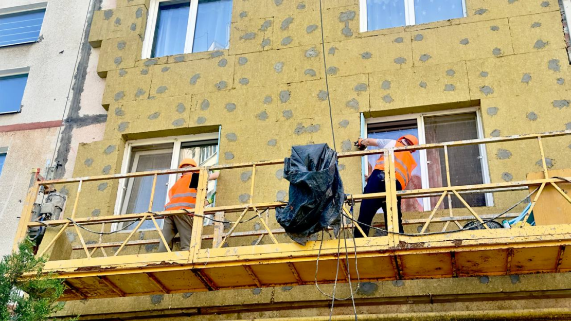 На вул. Леся Сердюка триває відновлення житлової багатоповерхівки (фото)