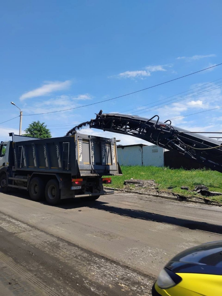 У Харкові продовжують оновлювати вулично-дорожню мережу (фото)