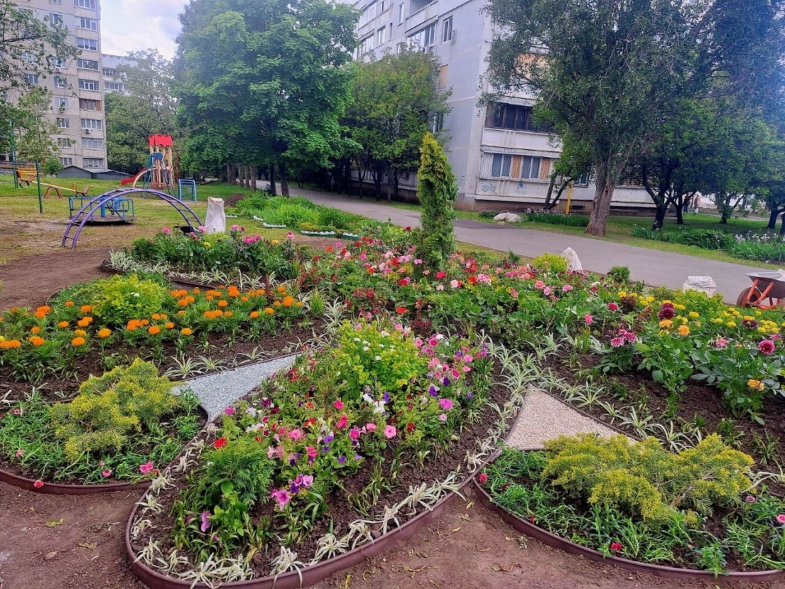 Озеленювачі упорядковують Північну Салтівку (фото)