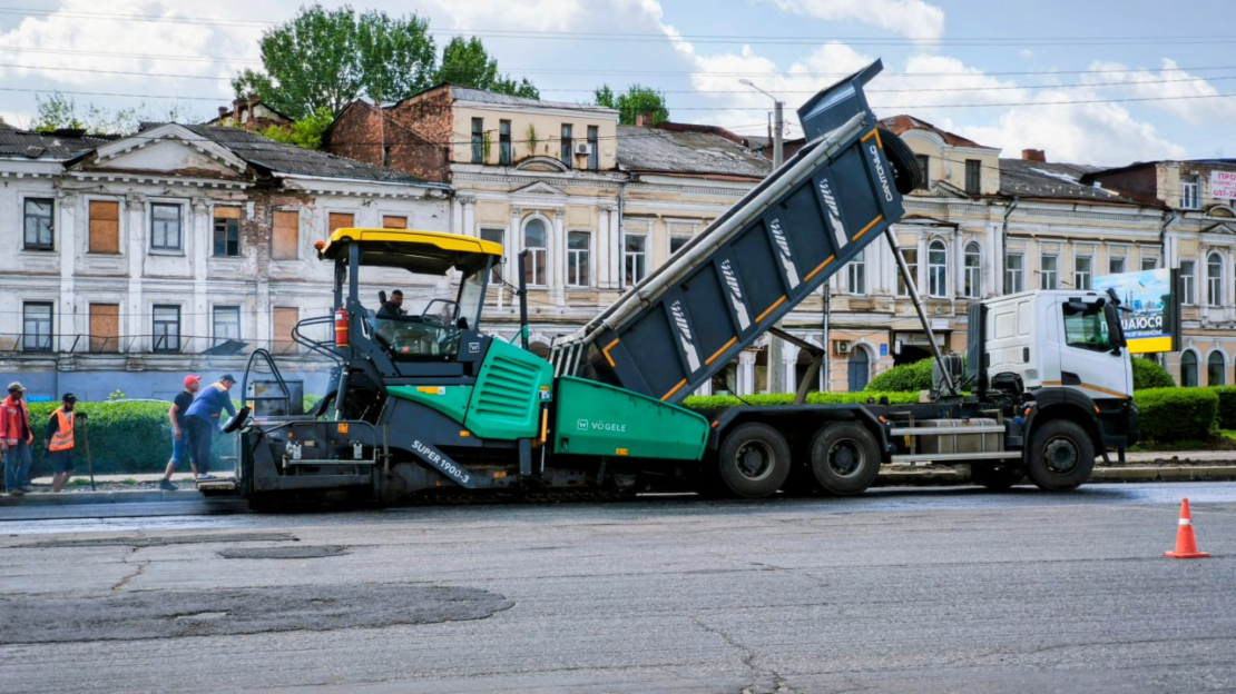 У пров. Вірменському триває ремонт дорожнього покриття 
