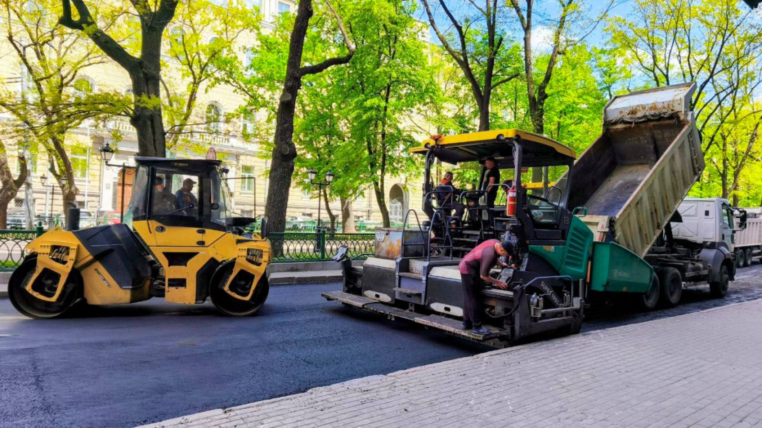 На площі Театральній у Харкові завершують ремонт (фото)