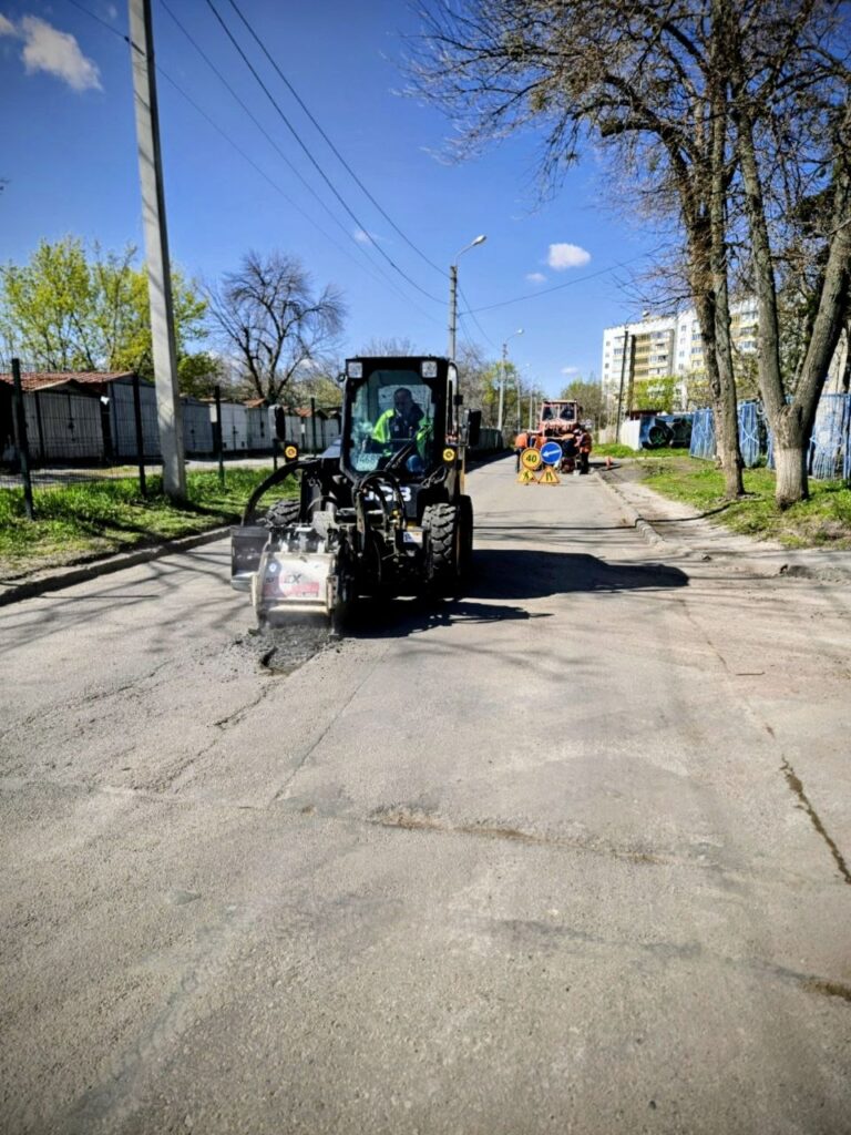 У Харкові тривають роботи з утримання дорожньої мережі (фото)