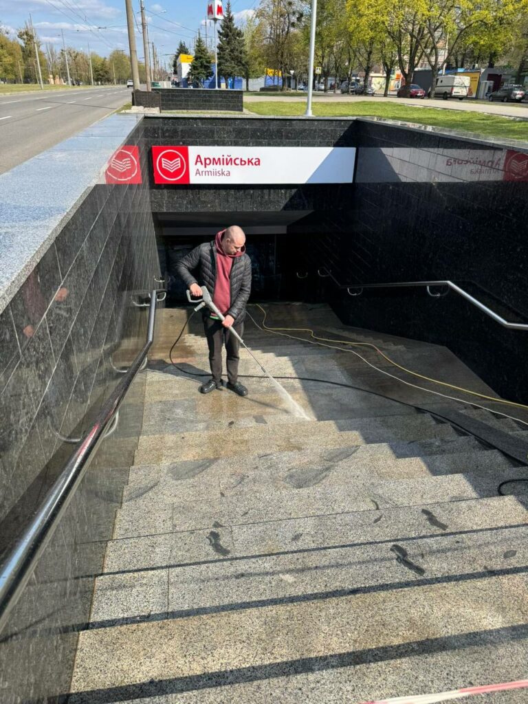 У Харкові впорядковують підземні переходи метро та прилеглу територію