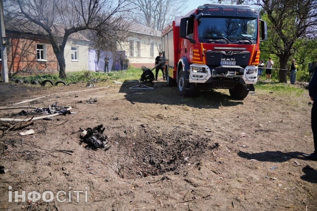Розтрощені домівки та згарище: Як виглядає місце атаки БпЛА по Новобаварському району (фото)