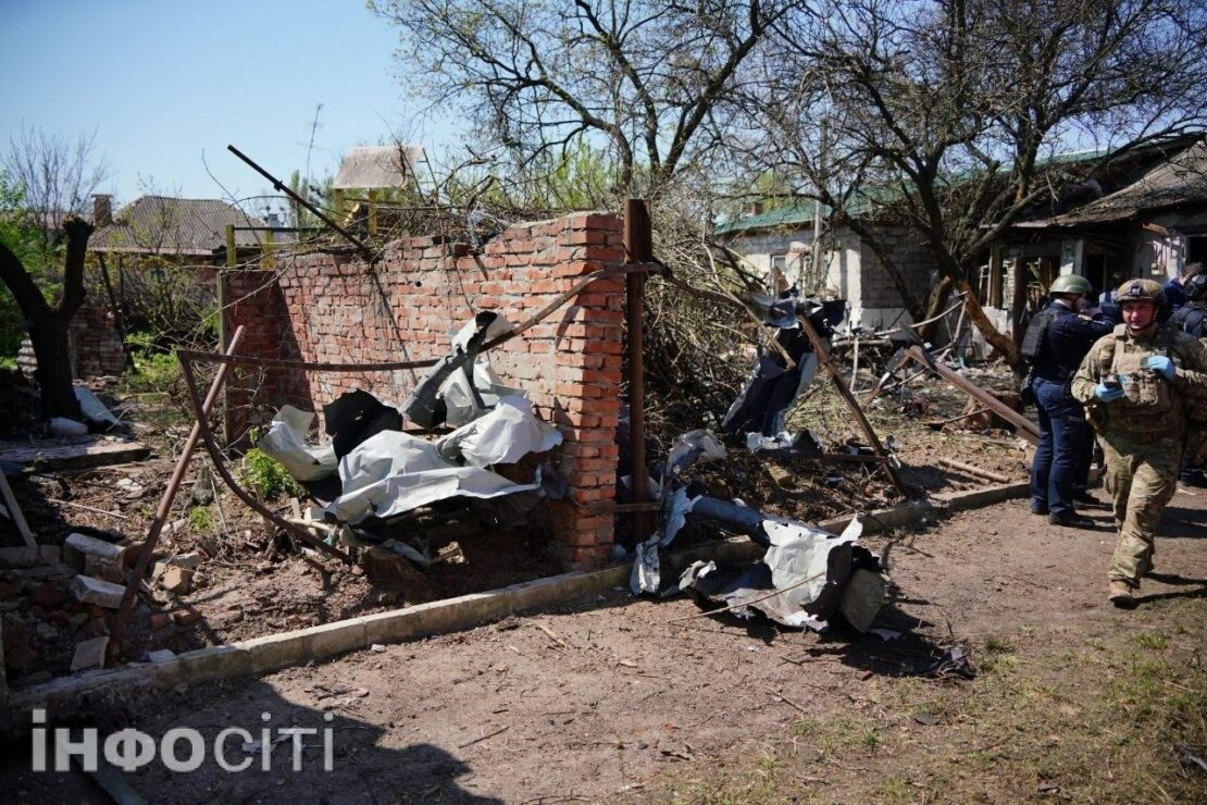 Розтрощені домівки та згарище: Як виглядає місце атаки БпЛА по Новобаварському району (фото)