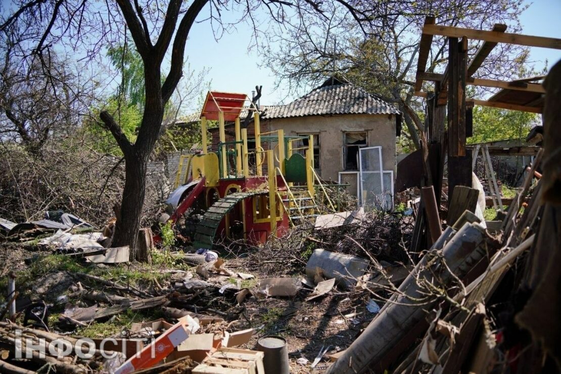 Розтрощені домівки та згарище: Як виглядає місце атаки БпЛА по Новобаварському району (фото)