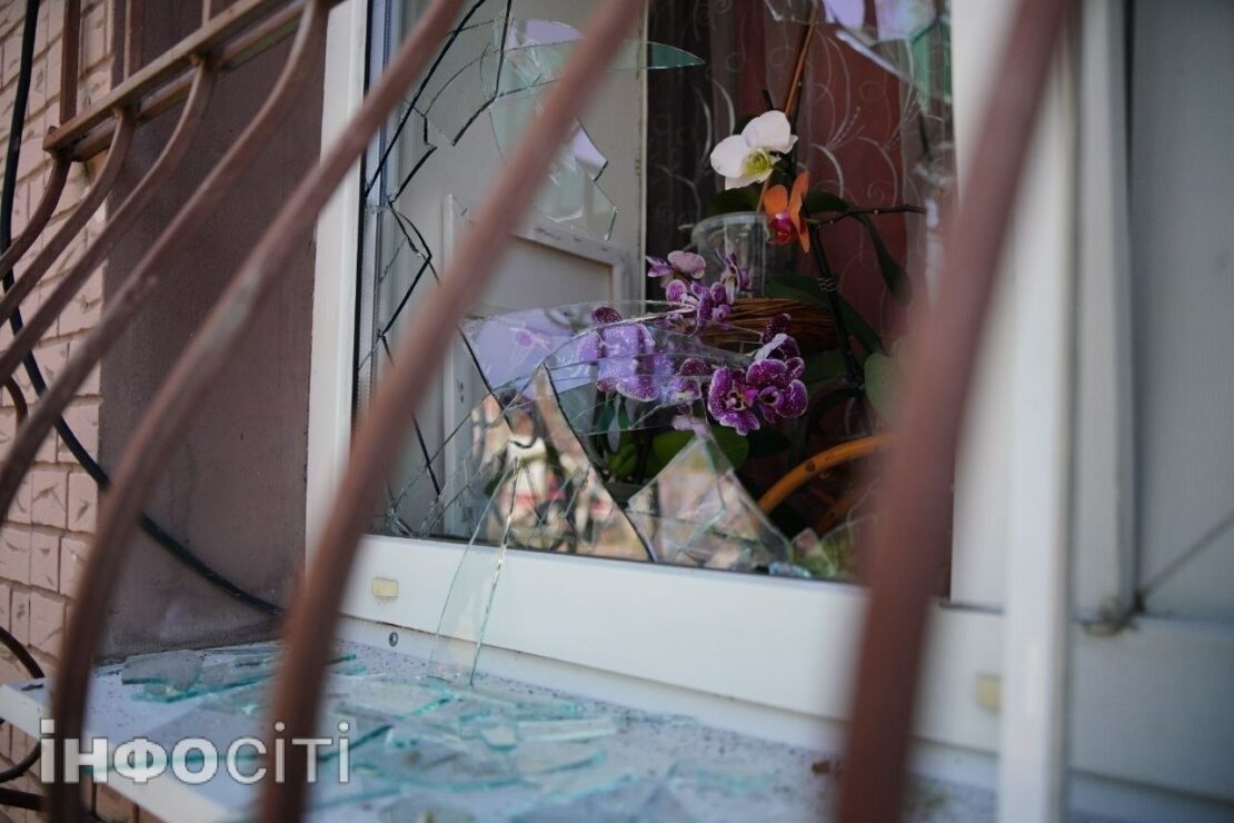 Розтрощені домівки та згарище: Як виглядає місце атаки БпЛА по Новобаварському району (фото)