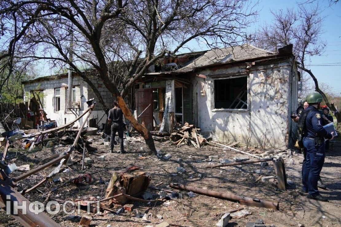 Розтрощені домівки та згарище: Як виглядає місце атаки БпЛА по Новобаварському району (фото)