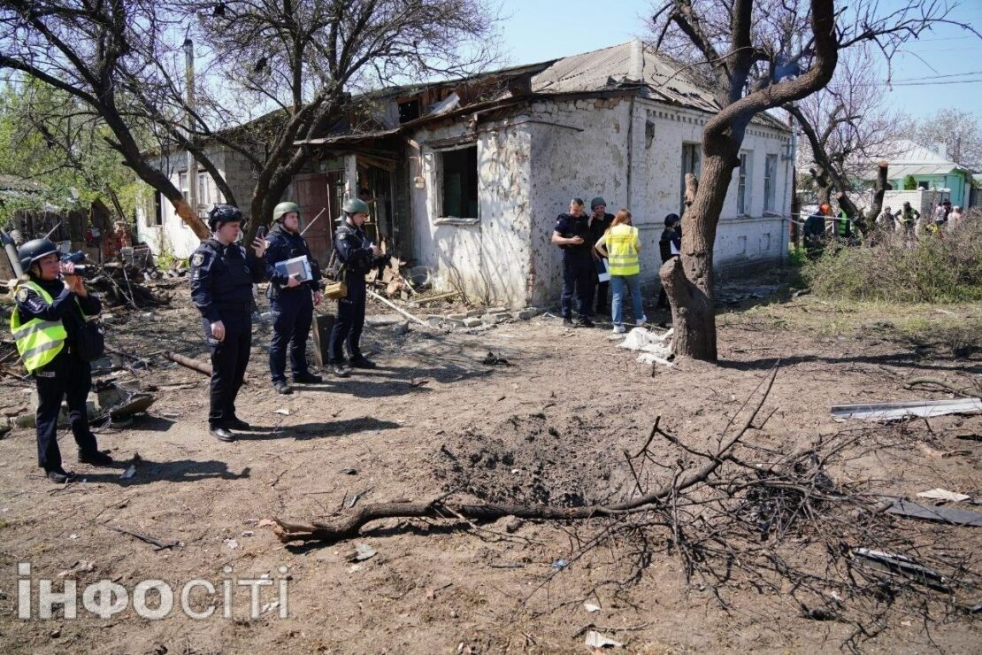 Розтрощені домівки та згарище: Як виглядає місце атаки БпЛА по Новобаварському району (фото)
