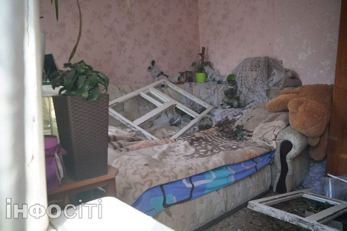 Розтрощені домівки та згарище: Як виглядає місце атаки БпЛА по Новобаварському району (фото)