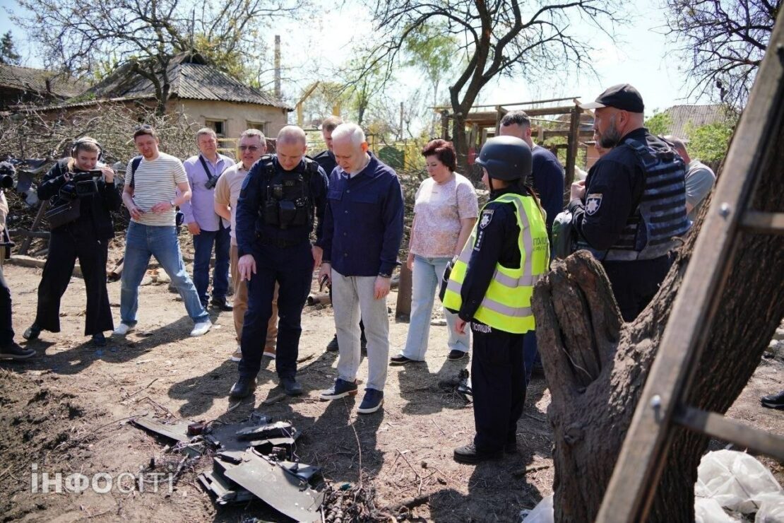 Розтрощені домівки та згарище: Як виглядає місце атаки БпЛА по Новобаварському району (фото)