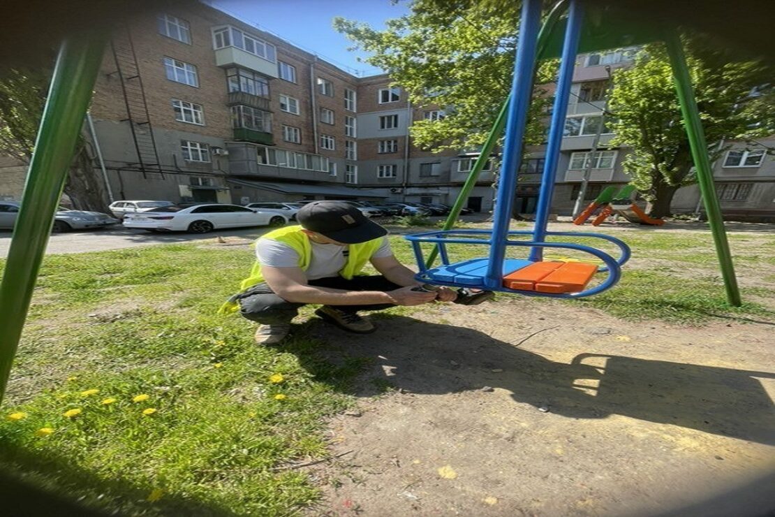 У Харкові упорядковують дитячі та спортивні майданчики (фото)