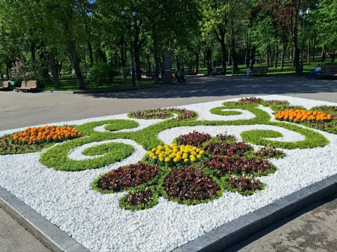 Навколо пам'ятника Кобзареві облаштували клумбу (фото)
