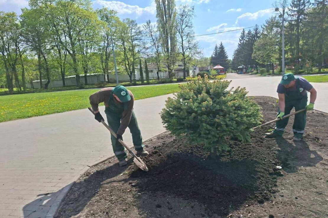 У парках та скверах Харкова йдуть весняні роботи (фото)