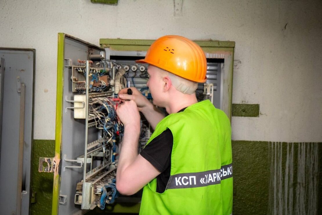 У Харкові за тиждень відновили роботу 13 ліфтів  (фото)