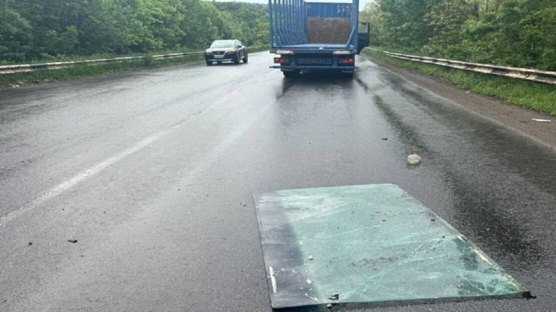 На трасі Київ - Харків - Довжанський автобус зіткнувся з фурою