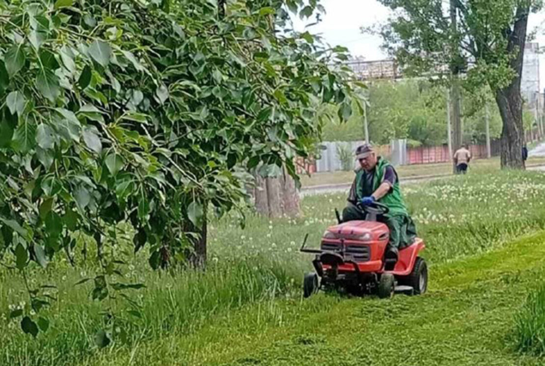 Комунальники наводять лад у парках та скверах Харкова 