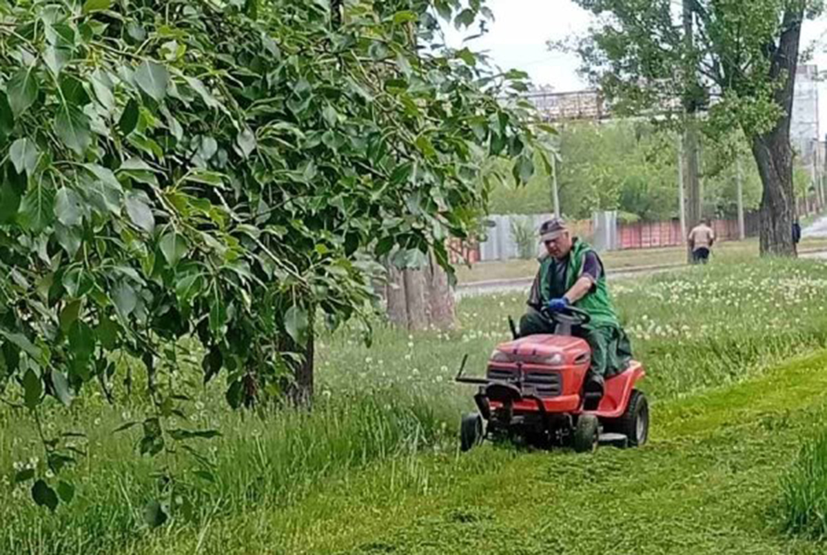 Комунальники наводять лад у парках та скверах Харкова