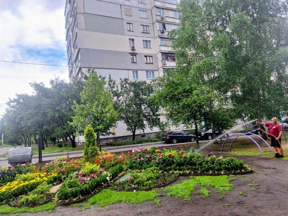 У Харкові комунальники наводять лад на прибудинкових територіях (фото)