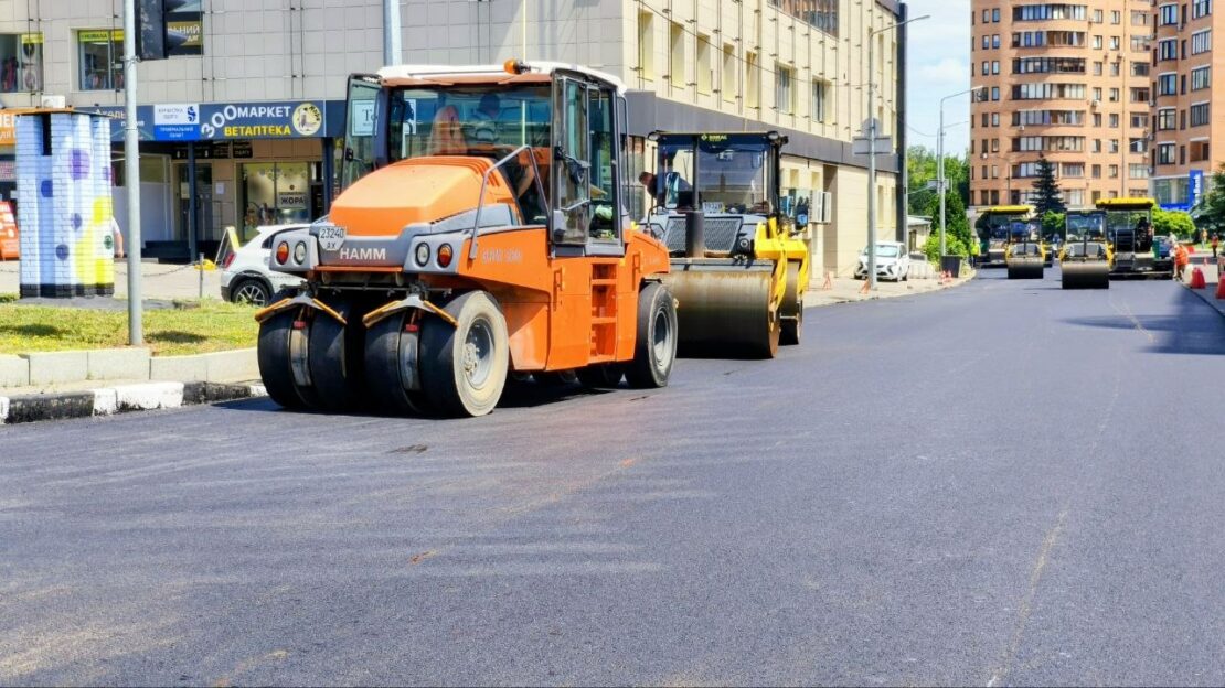 Комунальники ремонтують дорогу у центрі Харкова 