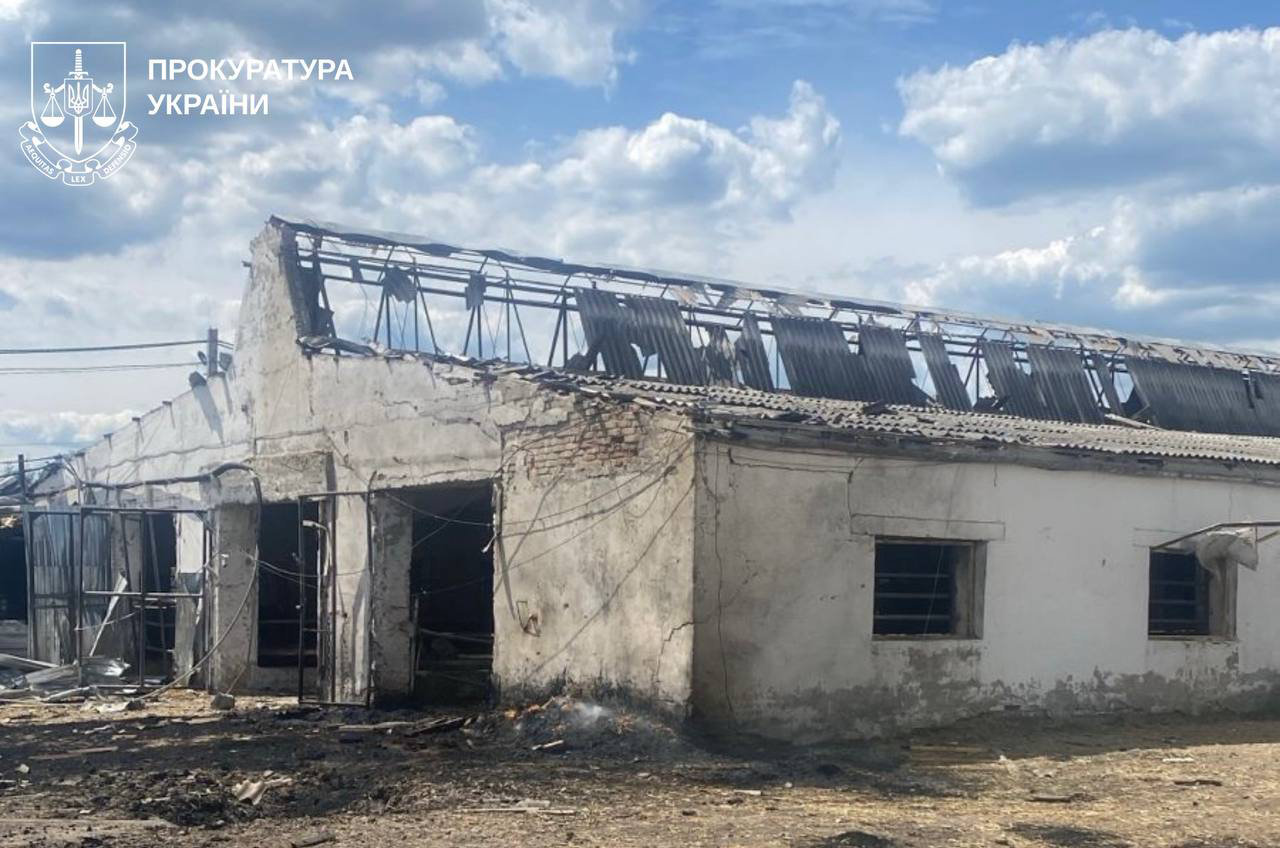 Окупанти вдарили по фермі на Харківщині: є загиблі